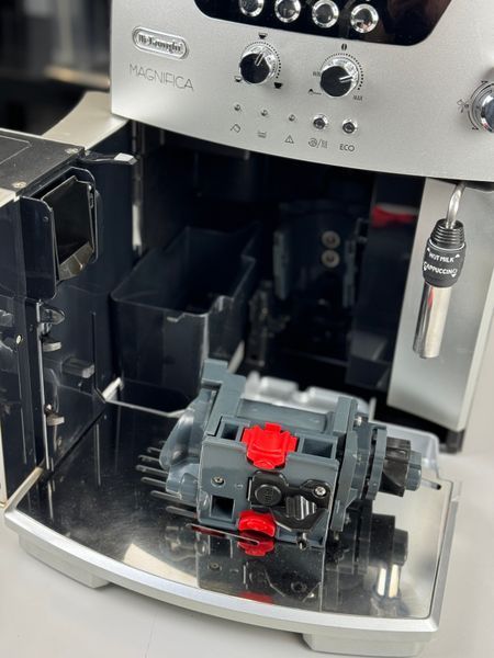 Вживана кавомашина Delonghi Magnifica ESAM 04.120.S 04120 фото