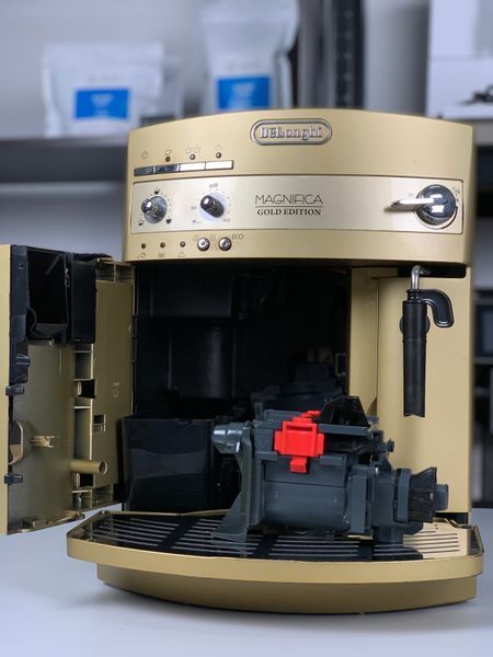 Вживана кавомашина Delonghi Magnifica ESAM 3200.GB Gold Edition 3200 фото